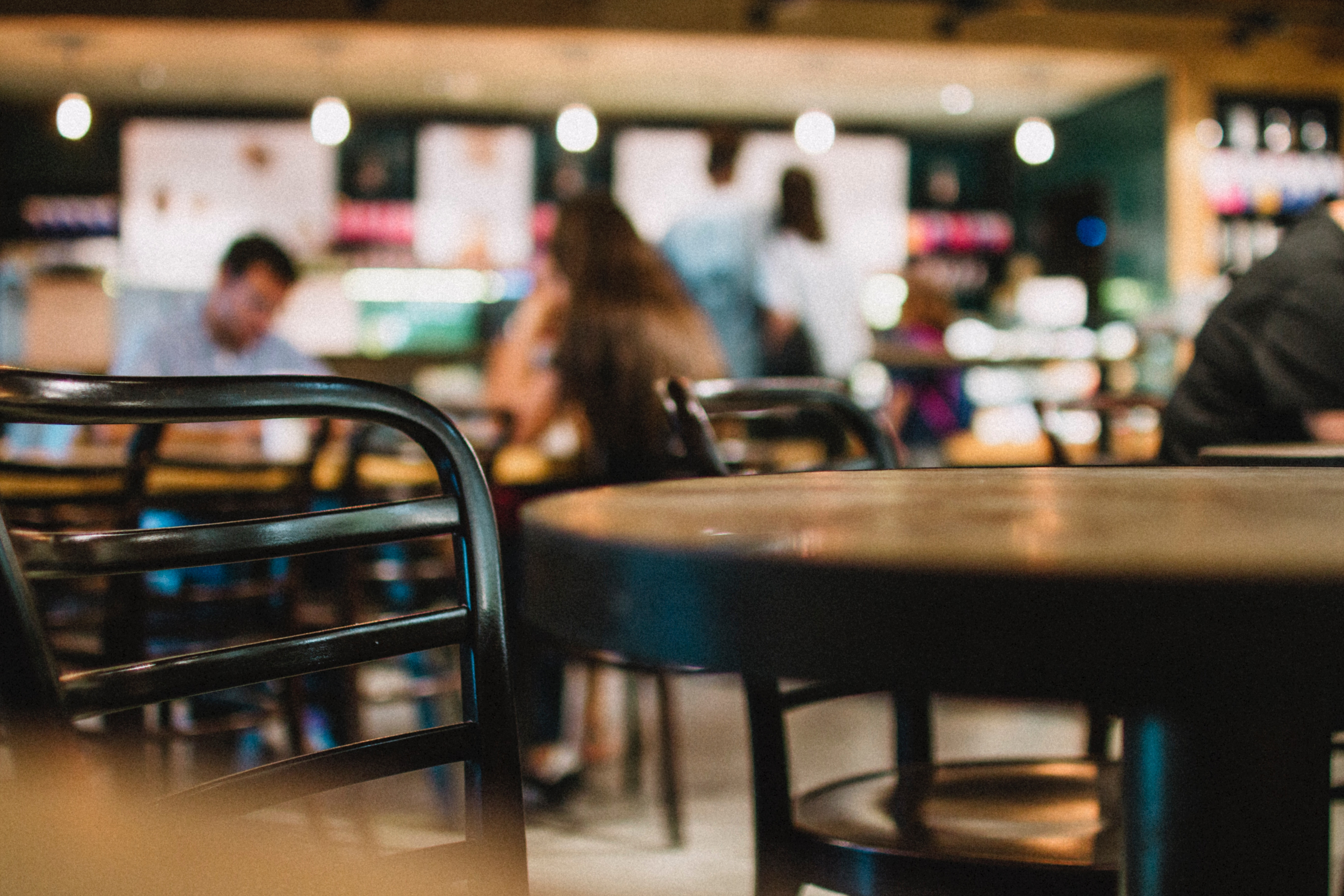 Et bord på en kafé
